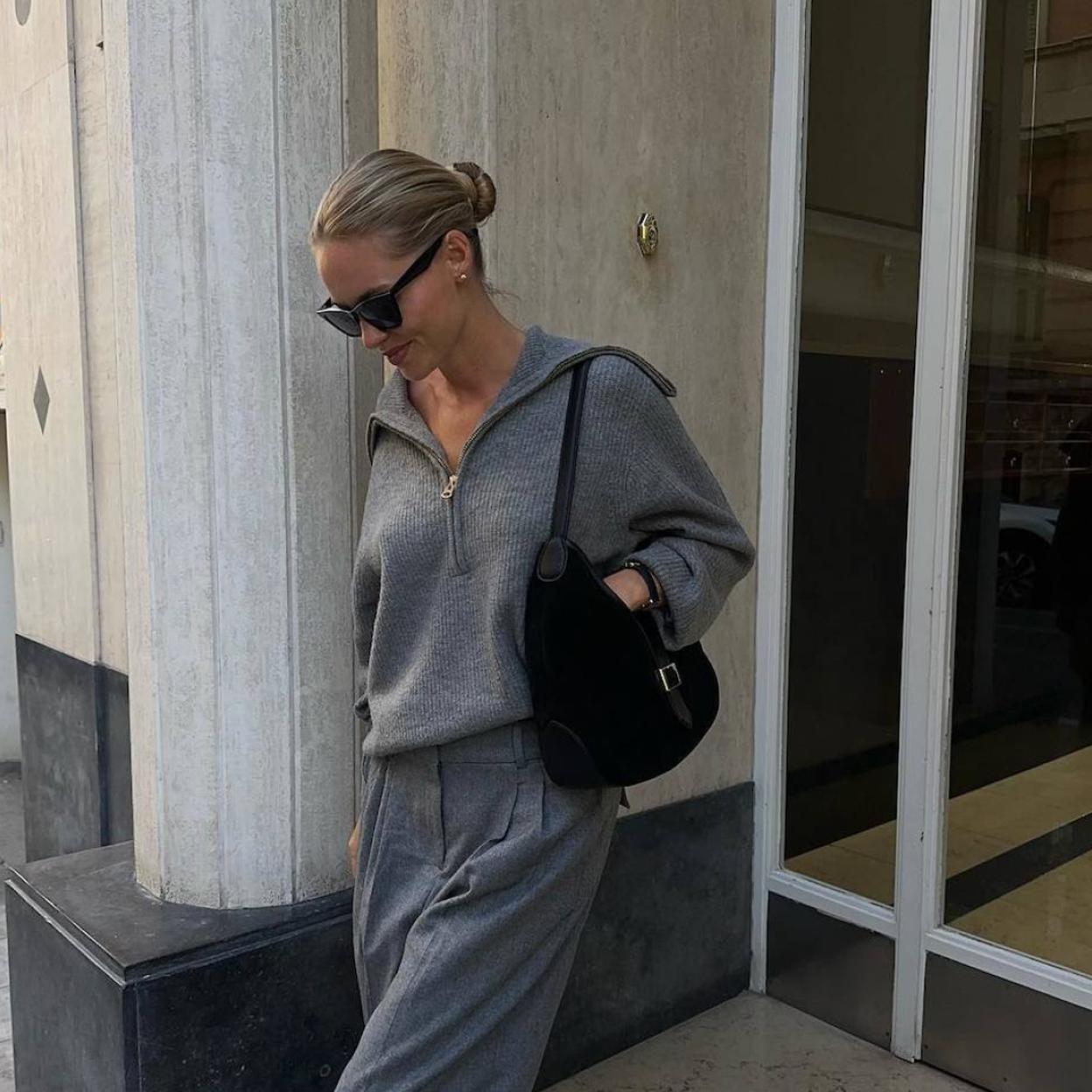 Influencer con jersey con cremallera