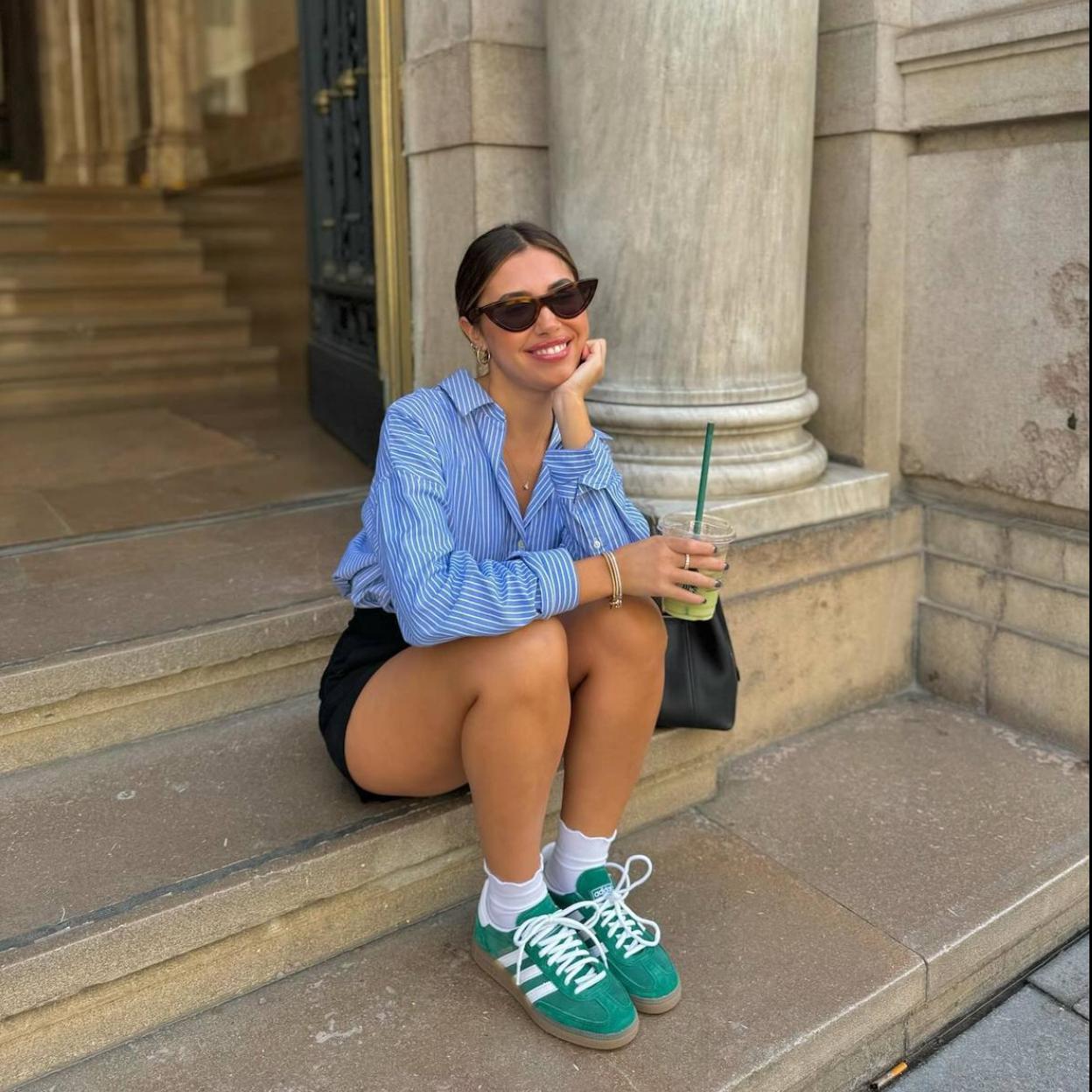 Influencer con zapatillas verdes