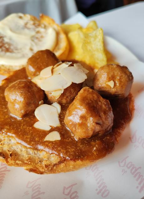 Imagen - El delicioso bocadillo de albóndigas del Café Comercial, uno de los locales históricos de Madrid. / AFL