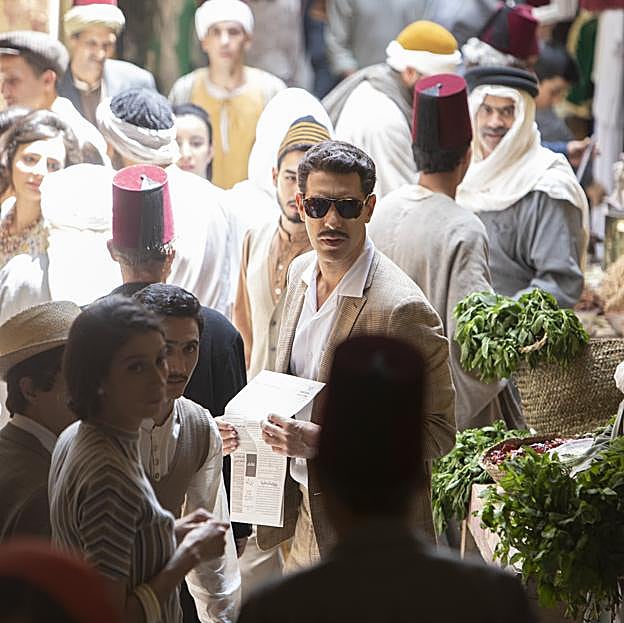 Sacha Baron Cphen en una imagen de la serie de Netflix, El Espía.