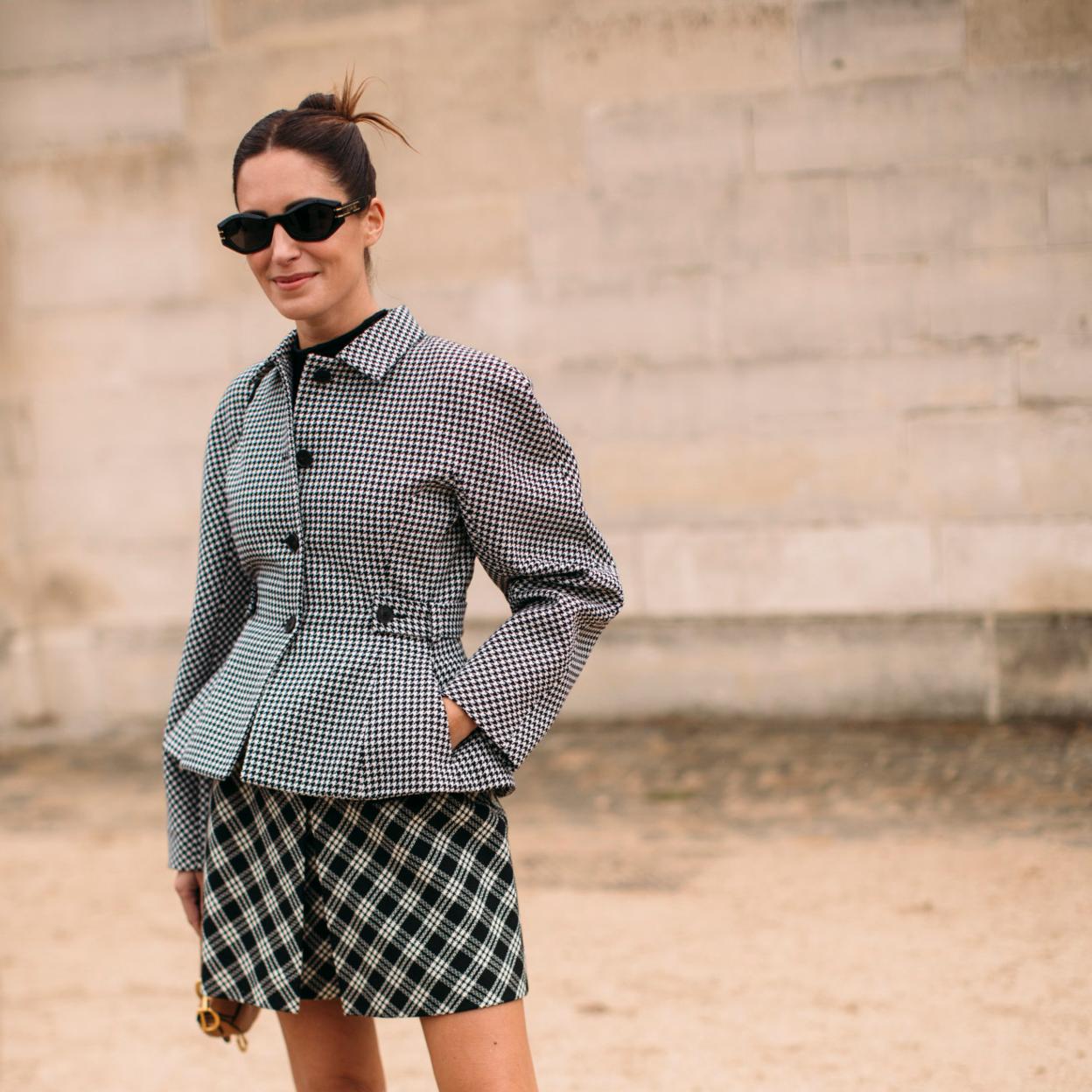 Una mujer con blazer de cuadros.