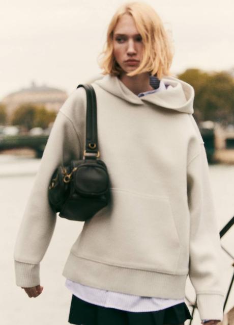 Imagen - Sudadera con falda de tablas, camisa y bolso de hombro