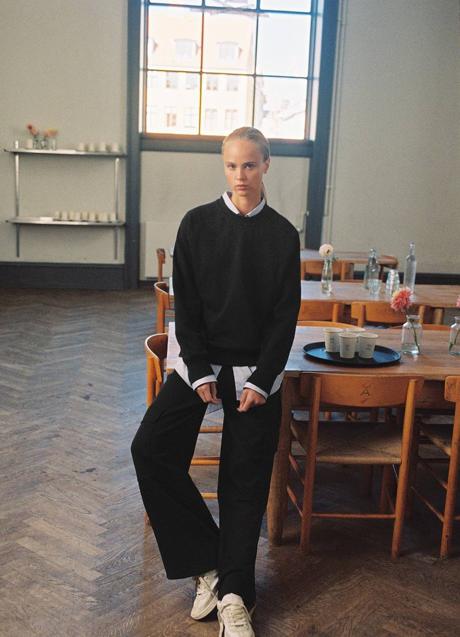 Imagen - Sudadera con pantalón de traje y zapatillas