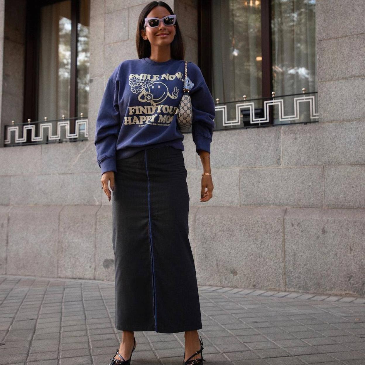 Influencer con look con sudadera elegante