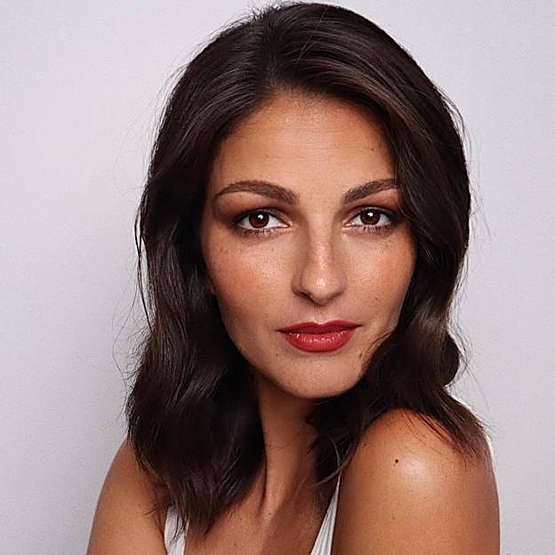 Modelo co maquillaje de ojos marrones natural