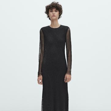 Imagen secundaria 1 - Francina Armengol estará sobre el estrado junto a la familia real y abrirá la sesión con un discurso. Su protagonismo hace innecesario subrayar nada con un look, por lo que le favorecería un sobrio vestido largo con detalle de mangas transparentes (Massimo Dutti, 200 euros) o con cuerpo de piel sintética (Zara, 39 euros). 