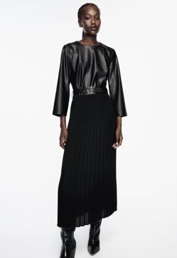 Imagen secundaria 2 - Francina Armengol estará sobre el estrado junto a la familia real y abrirá la sesión con un discurso. Su protagonismo hace innecesario subrayar nada con un look, por lo que le favorecería un sobrio vestido largo con detalle de mangas transparentes (Massimo Dutti, 200 euros) o con cuerpo de piel sintética (Zara, 39 euros). 