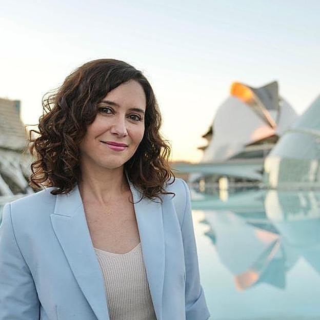 Imagen principal - Isabel Díaz Ayuso es fiel a las creaciones de Vicky Martín Berrocal para su firma Victoria en sus citas importantes. 