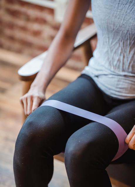 Imagen - Mujer entrenando con bandas de resistencia/PEXELS