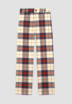 Imagen secundaria 2 - La chaqueta d eCelia B, la camisa de María de la Orden y los pantalones de La Veste.