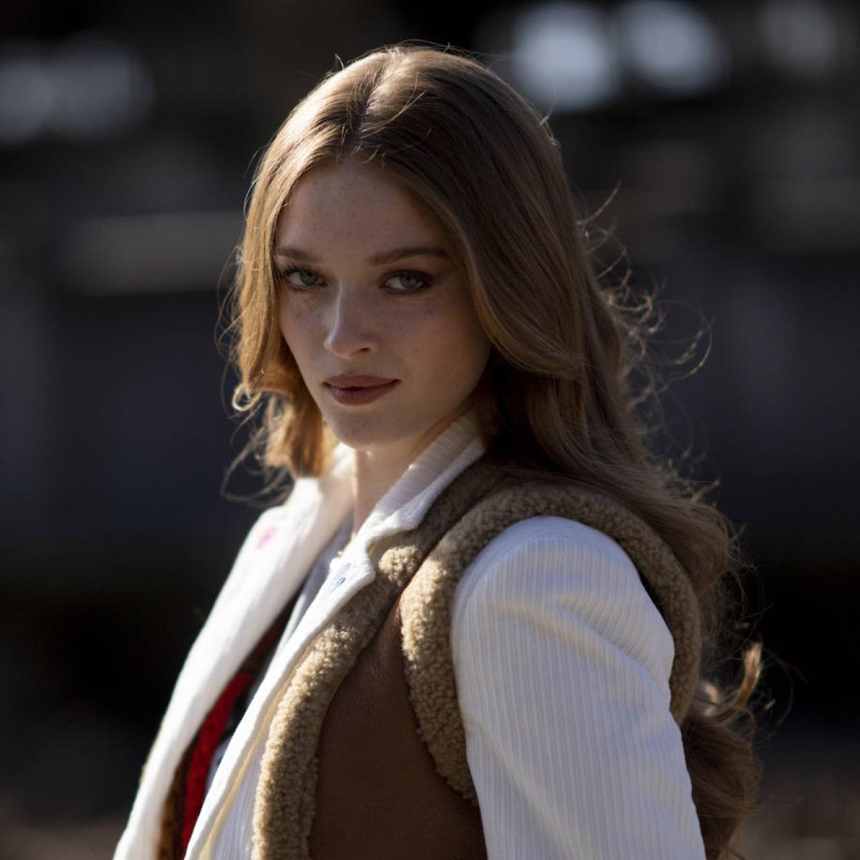 Modelo con maquillaje de ojos en sombras de tonos marrones