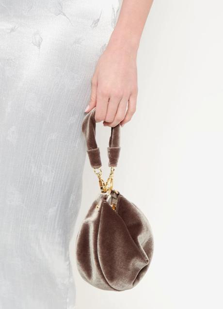 Imagen - Bolso mini con hebillas en dorado de The Bag Lab. Foto: Es Fascinante.