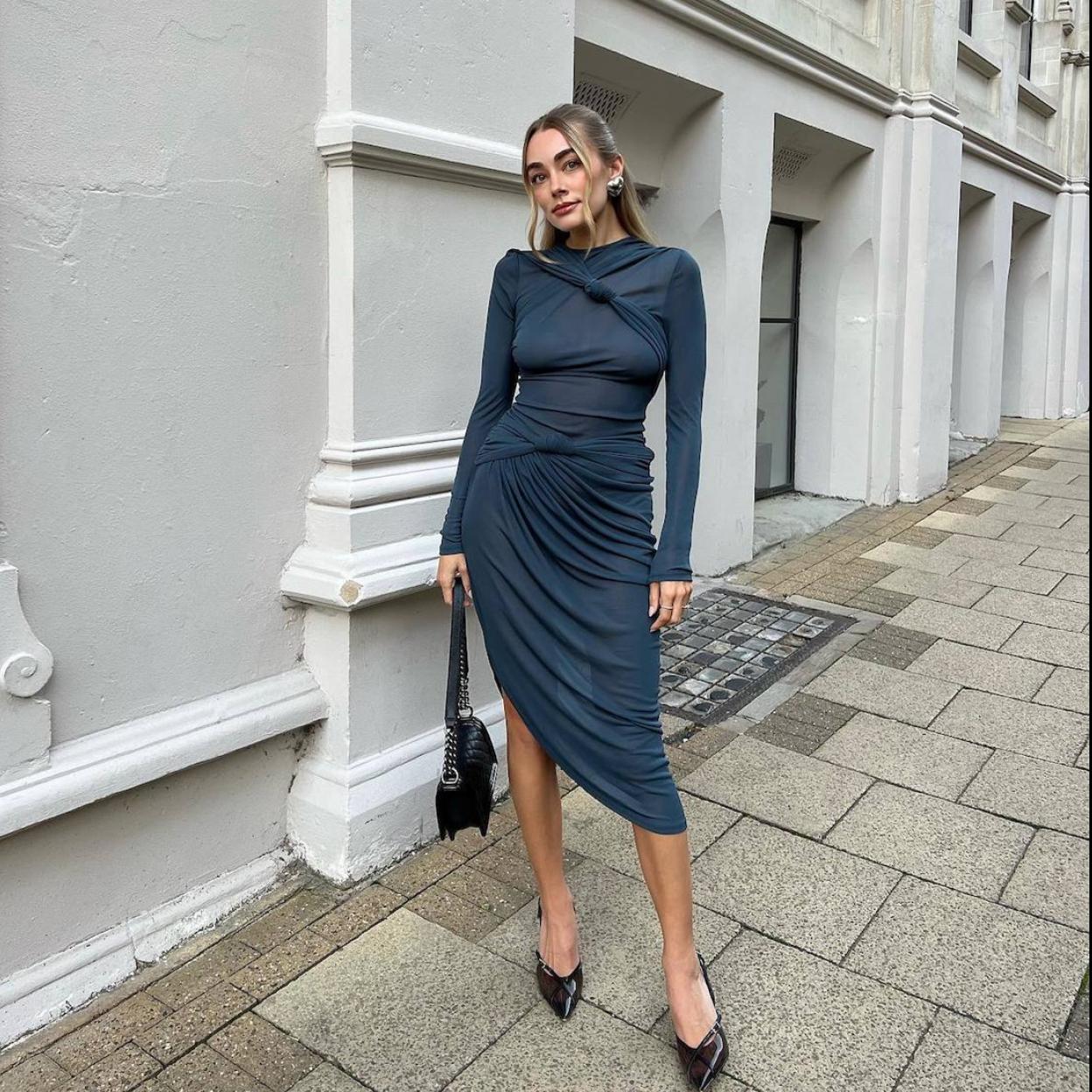 Influencer con vestido drapeado