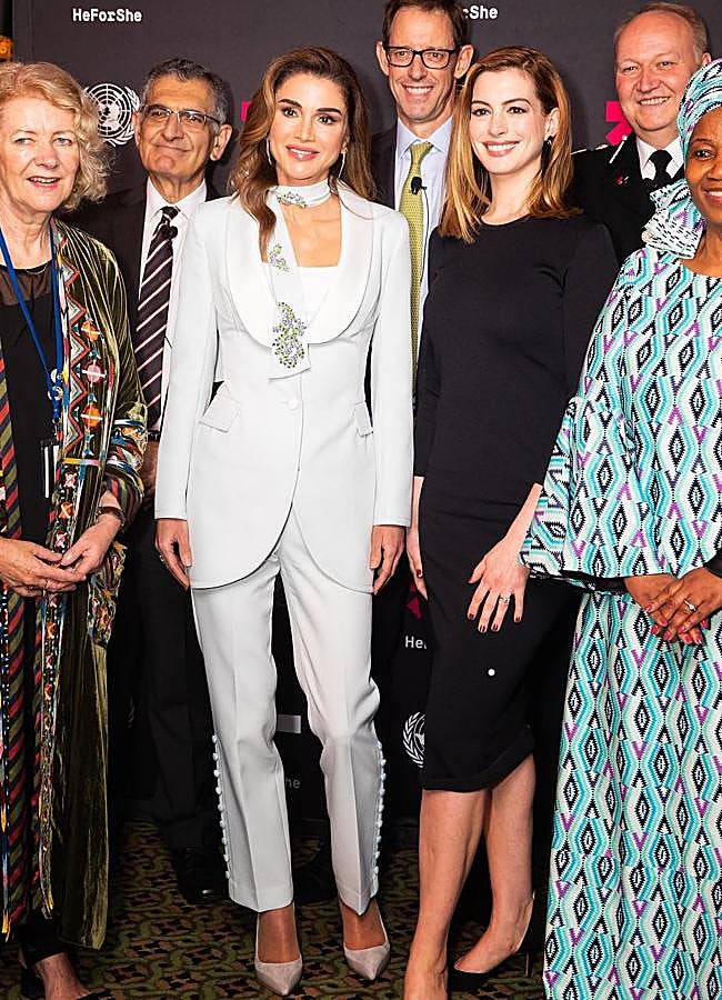 Imagen - Rania de Jordania lució un decorado traje blanco durante el HeForShe IMPACT Summit de 2018 en Nueva York. (FOTO: D.R.) 