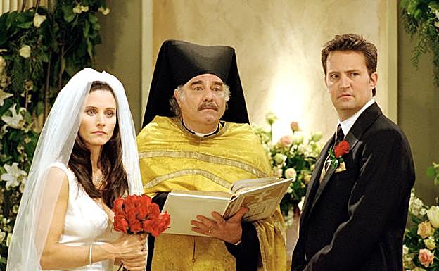 Matthew Perry y Courteney Cox el día de la boda de Mónica y Chandler en 'Friends'. 