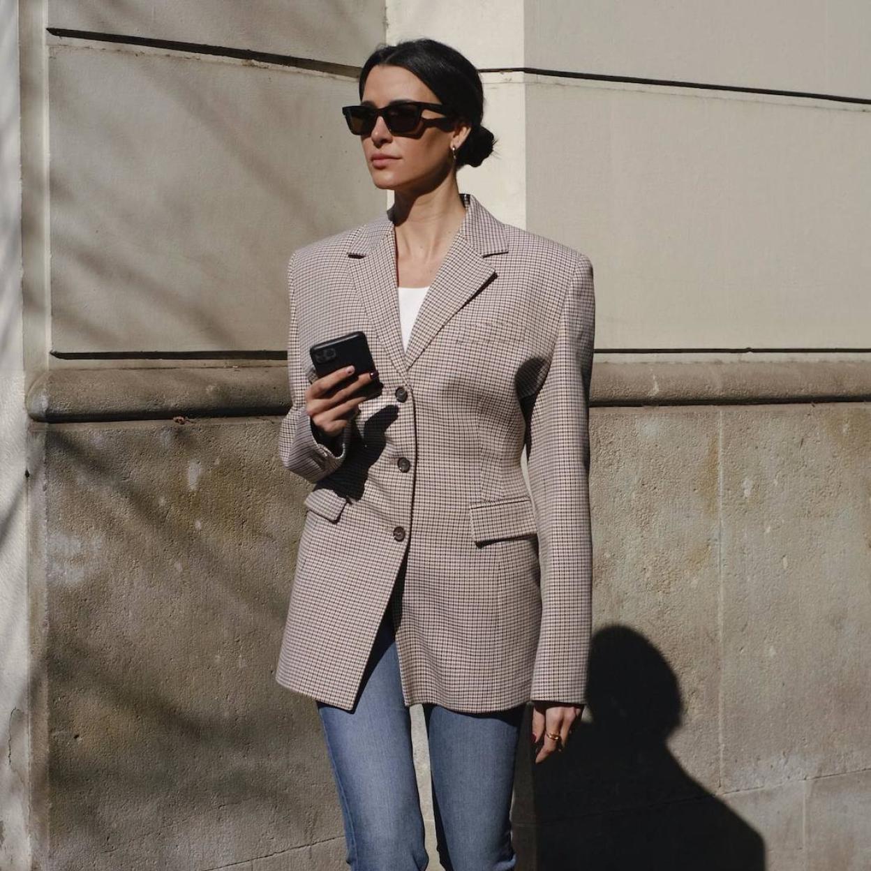 Influencer con blazer entallada