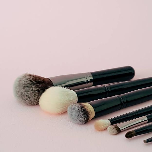 Brochas de maquillaje limpias
