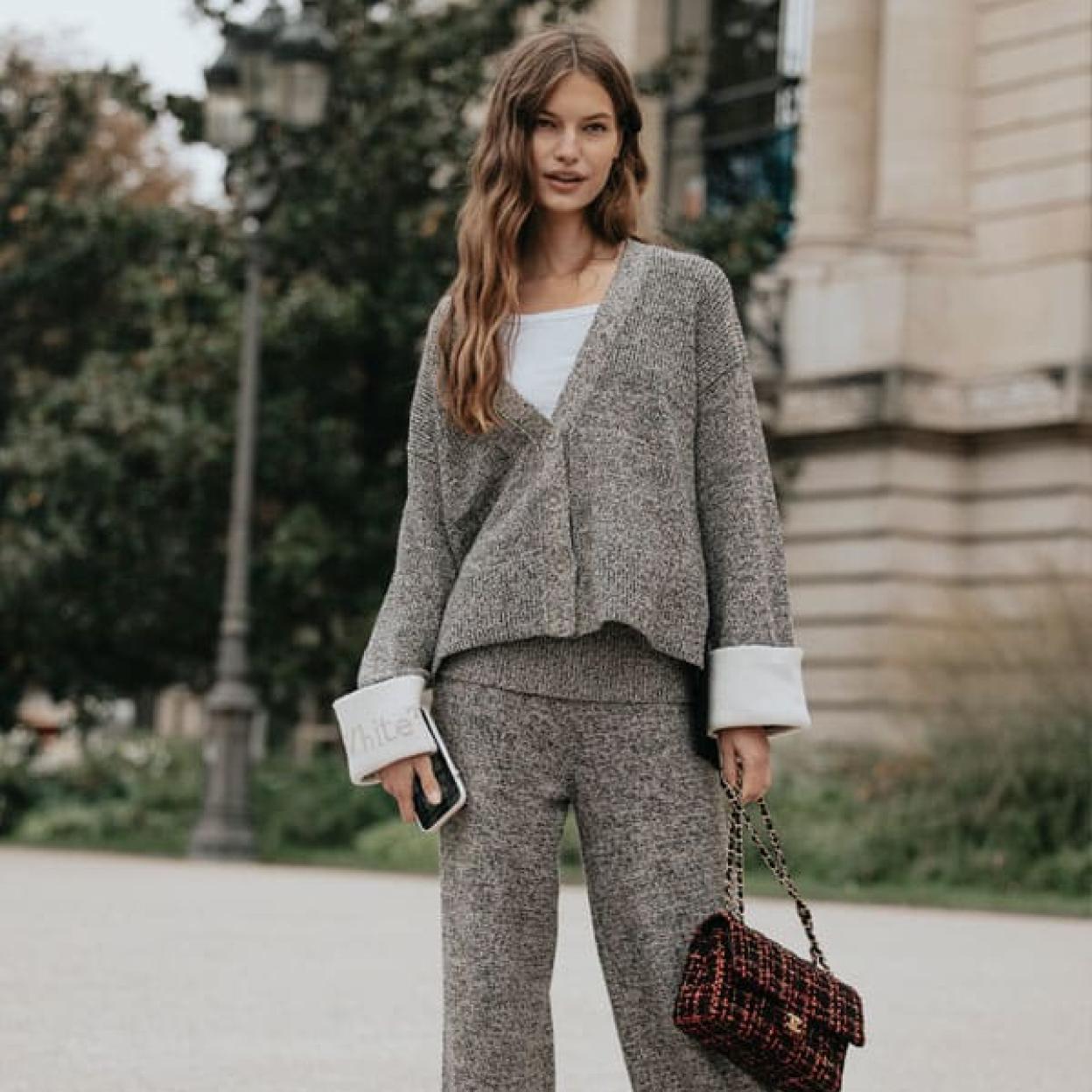 Una mujer con conjunto de punto.