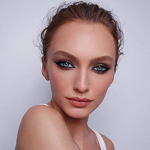 Modelo con eyeliner negro como maquillaje para ojos azules