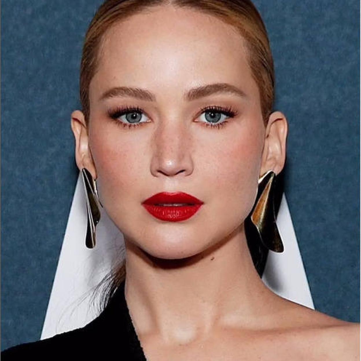 Jennifer Lawrence con maquillaje de ojos azules