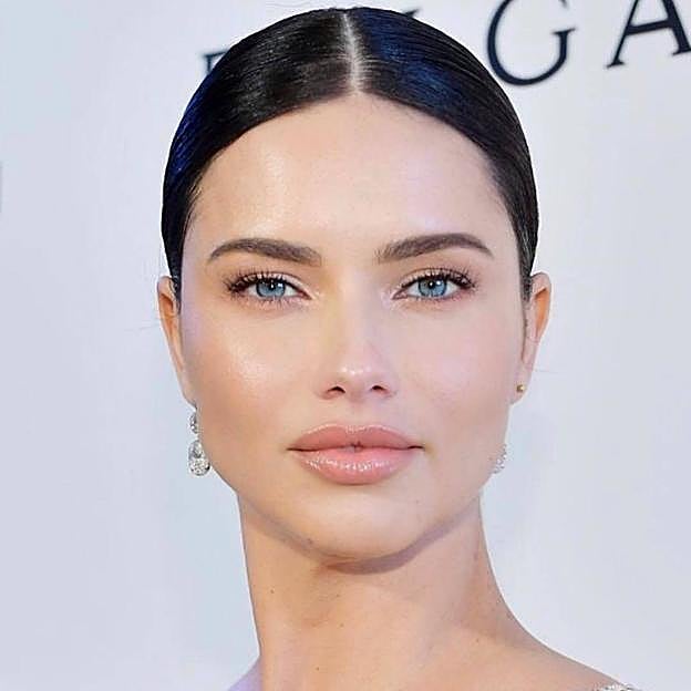 Adriana Lima con maquillaje de ojos azules nude
