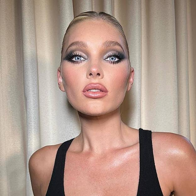 Elsa Hosk con maquillaje para ojos azules estilo smokey eye