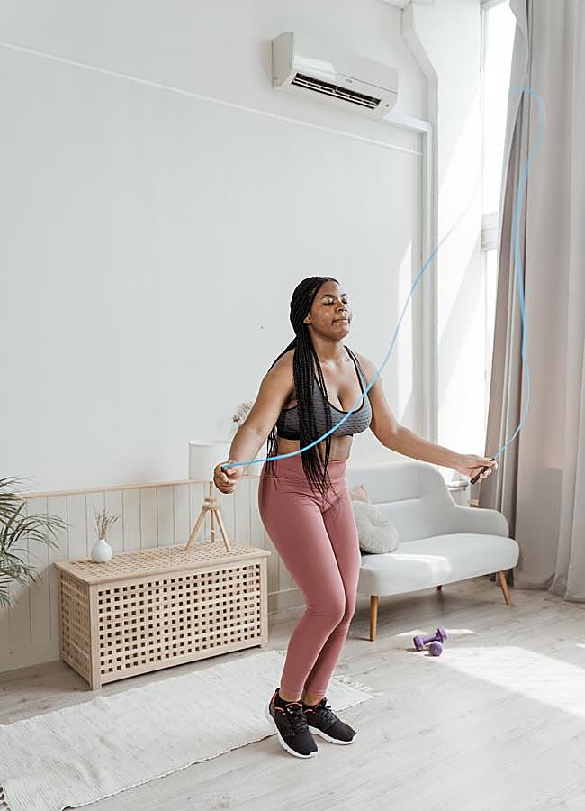 Imagen - Mujer saltando a la comba/PEXELS