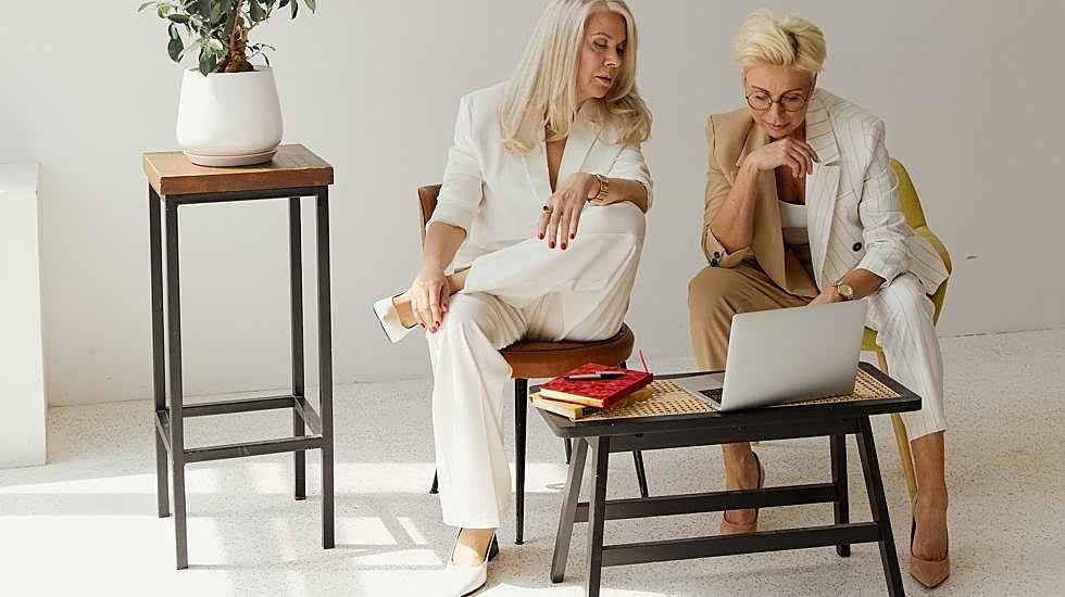 Mujeres trabajadoras en su edad adulta.