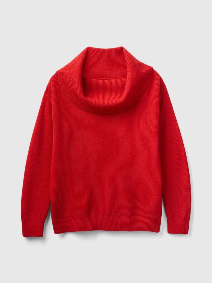 Imagen - Jersey con escote bardot en rojo de Benetton. Foto: Benetton.