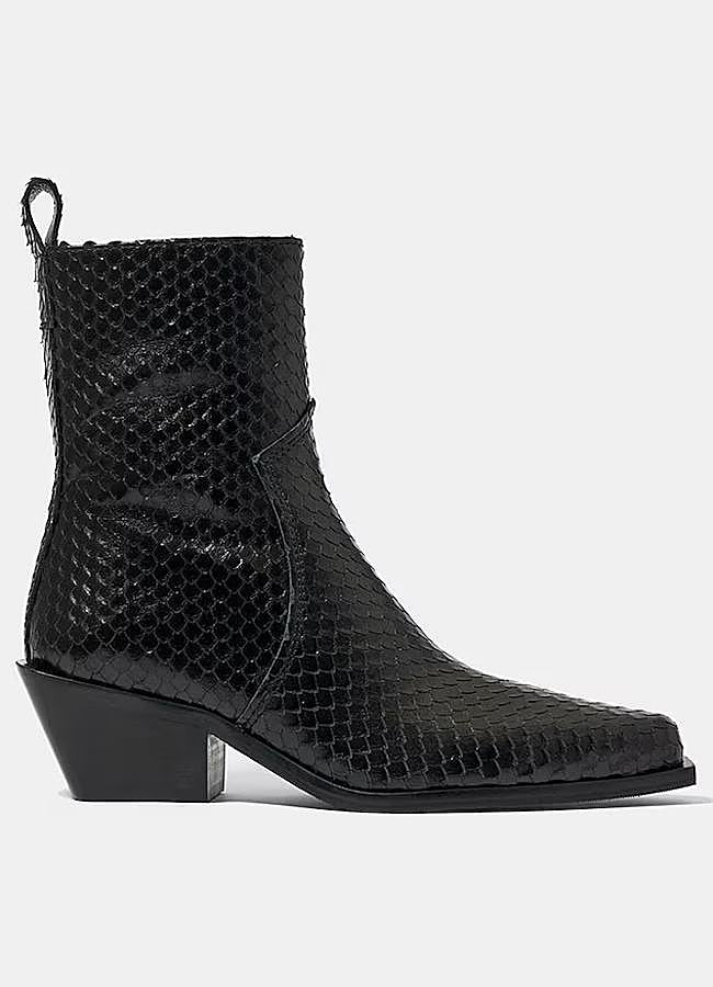 Imagen - Botines con estampado animal print de Bimba y Lola, 275 euros.