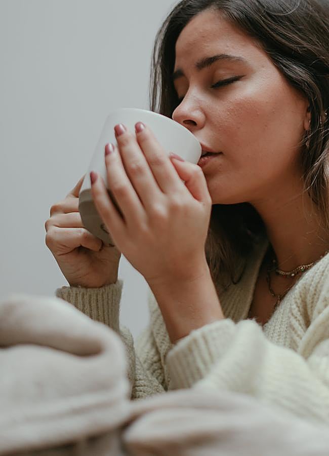 Imagen - Mujer bebiendo de una taza/PEXELS