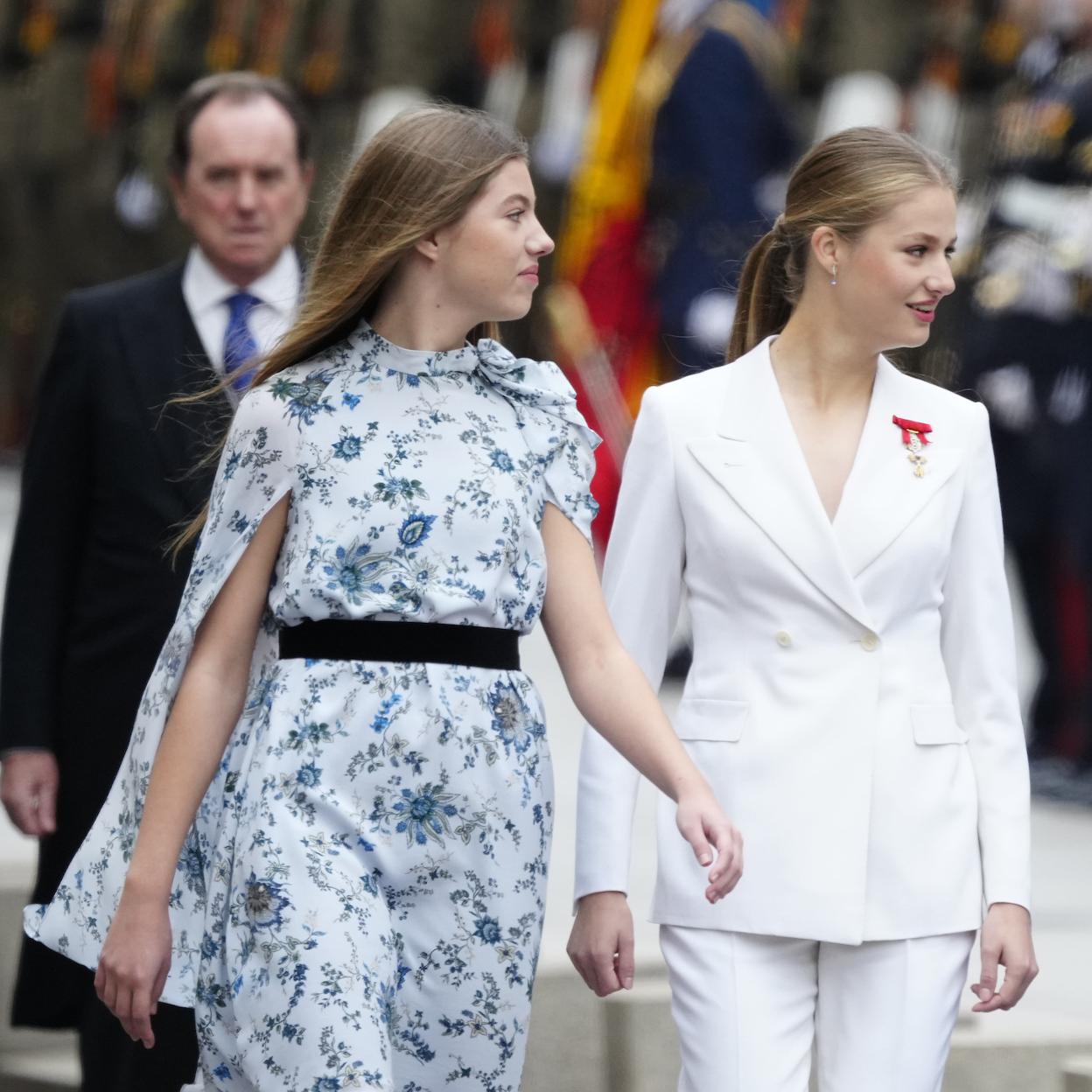 La infanta Sofía junto a la Princesa Leonor a la llegada de la jura de la Constitución.