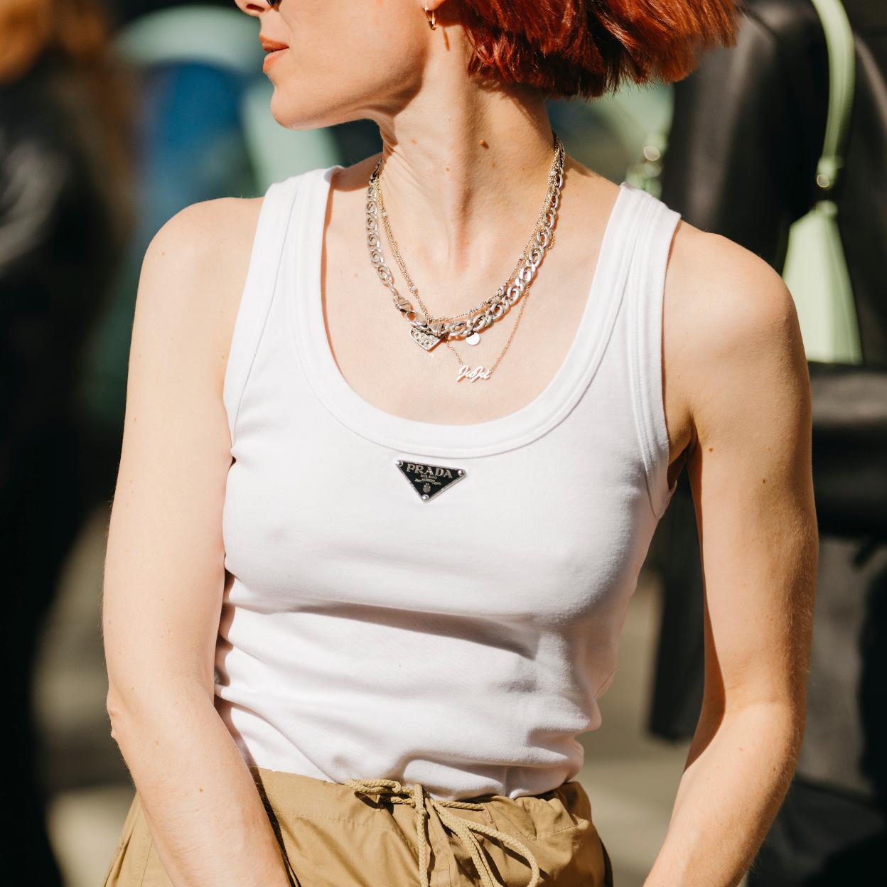 Un look de street style con collares plateados.