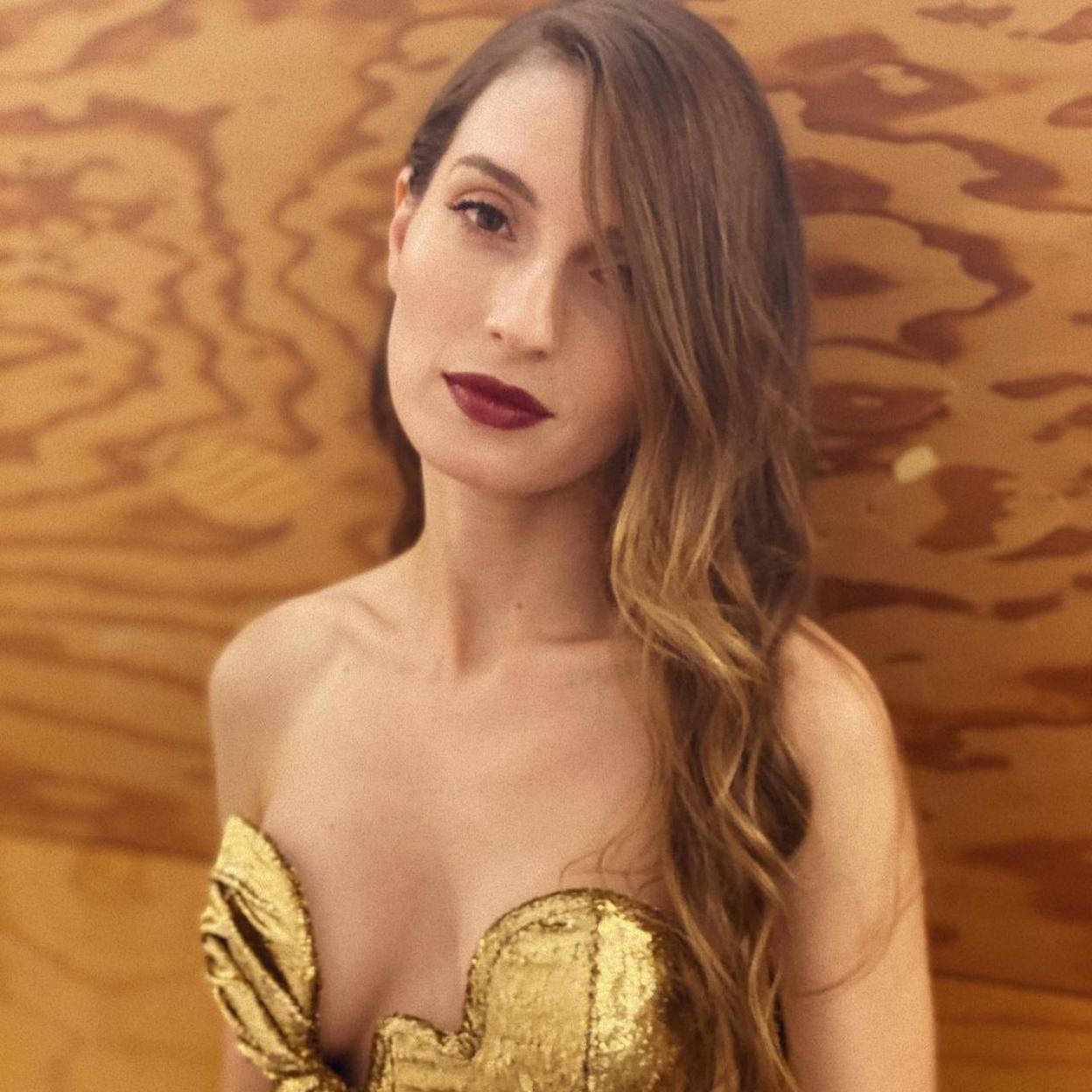 María Valverde con pintalabios color vino