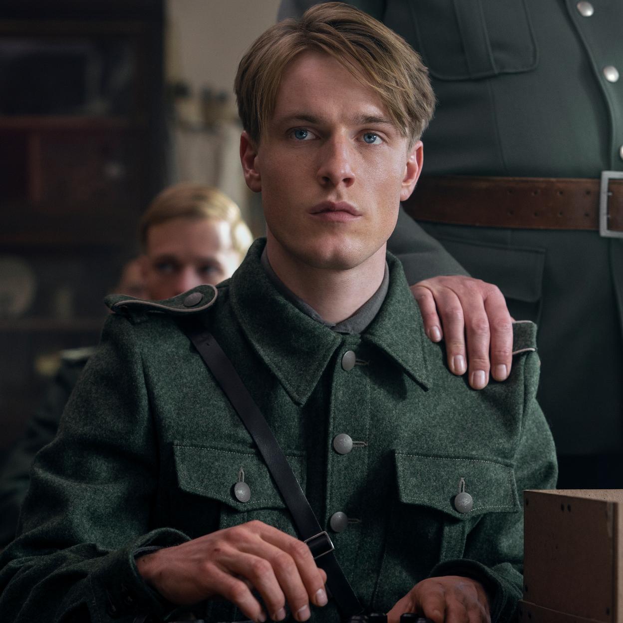 Louis Hofmann, conocido por su papel en Dark, como Werner Pfenning en La luz que no puedes ver.