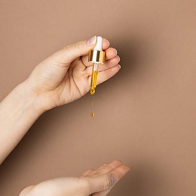 Mujer usando aceite de espino amarillo