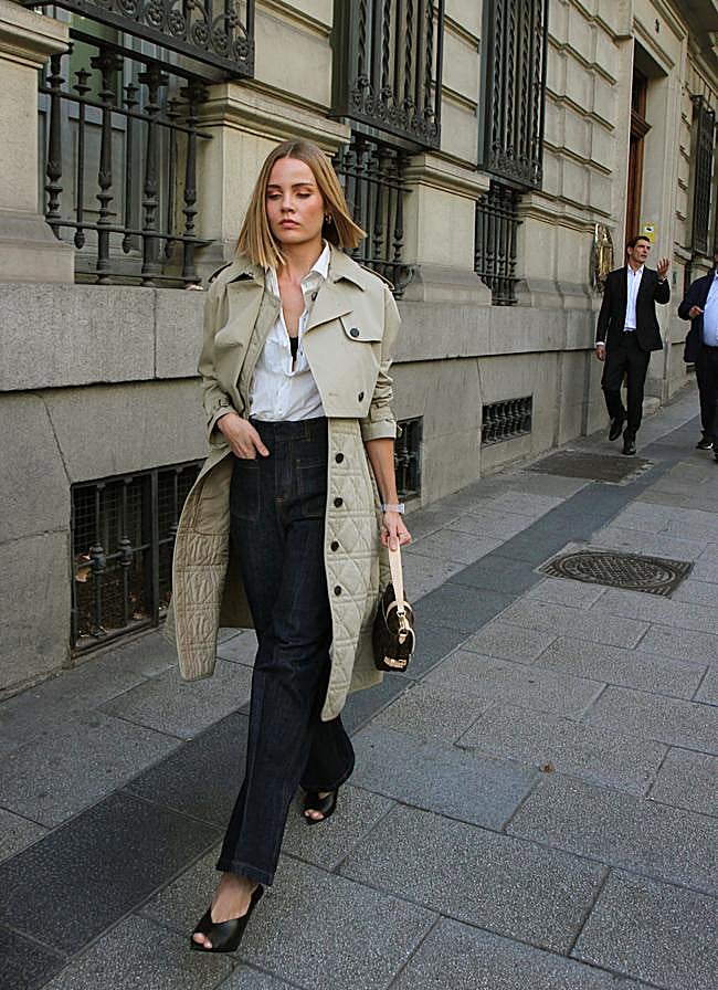 Imagen - Trench de Dior (3.600 euros), Camisa blanca de Dior (1.200 euros), Jeans de Dior (1.690 euros), Zapatos de Jimmy Choo (795 euros), Bolso de Louis Vuitton (2.000 euros) y Reloj de Tous (199 euros). Foto: Javier Perez-Pla.
