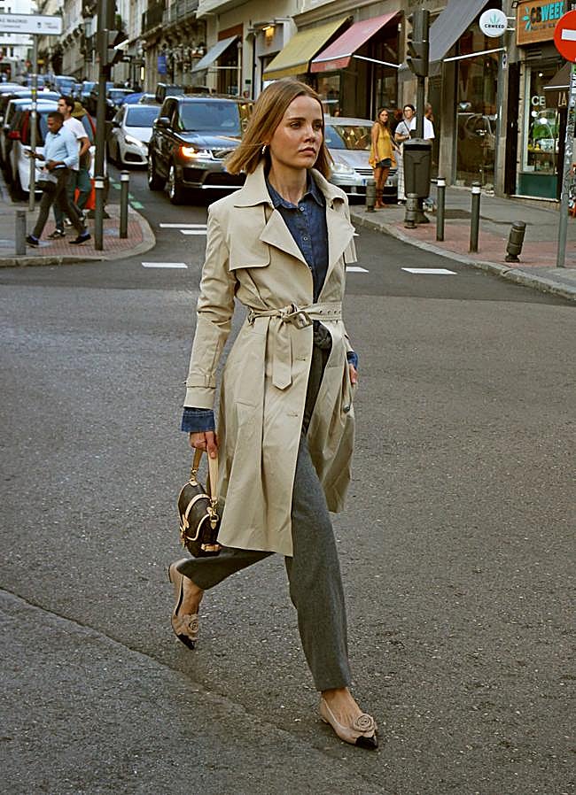 Imagen - Trench de Zara (155 euros), Camisa denim Weekend by Max Mara (179 euros), Bailarinas de Pretty Ballerinas (229 euros), Bolso de Louis Vuitton (2.000 euros) y Pendientes de Louis Vuitton (505 euros). Foto: Javier Perez-Pla.