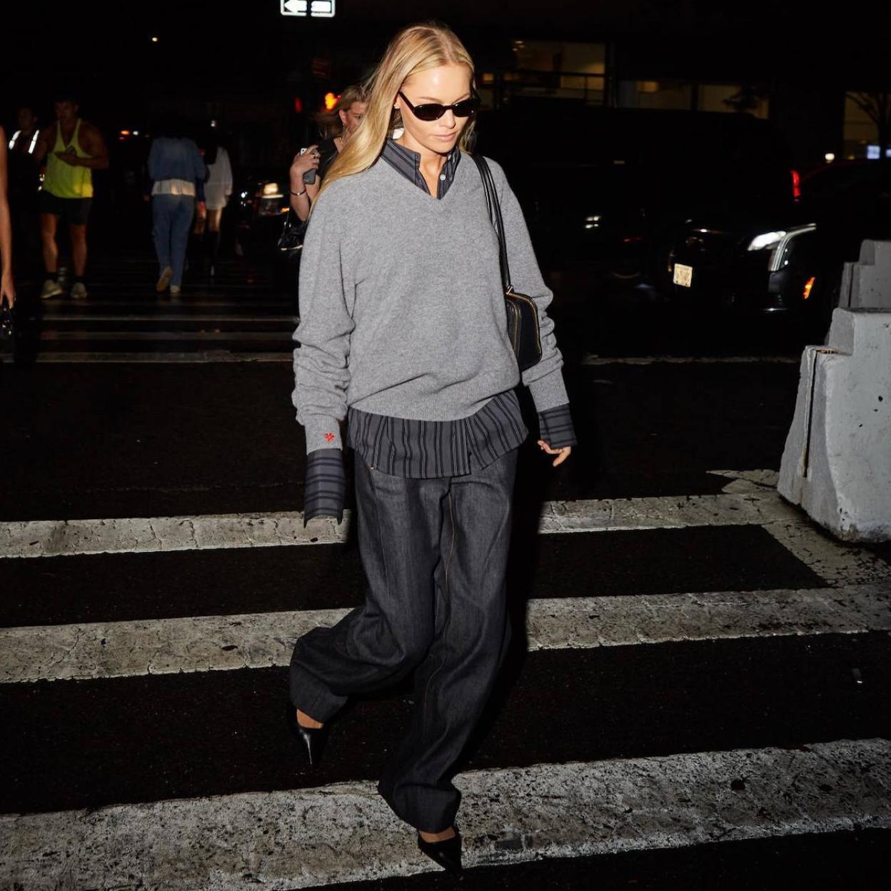 La influencer lleva un look con jersey de escote de pico