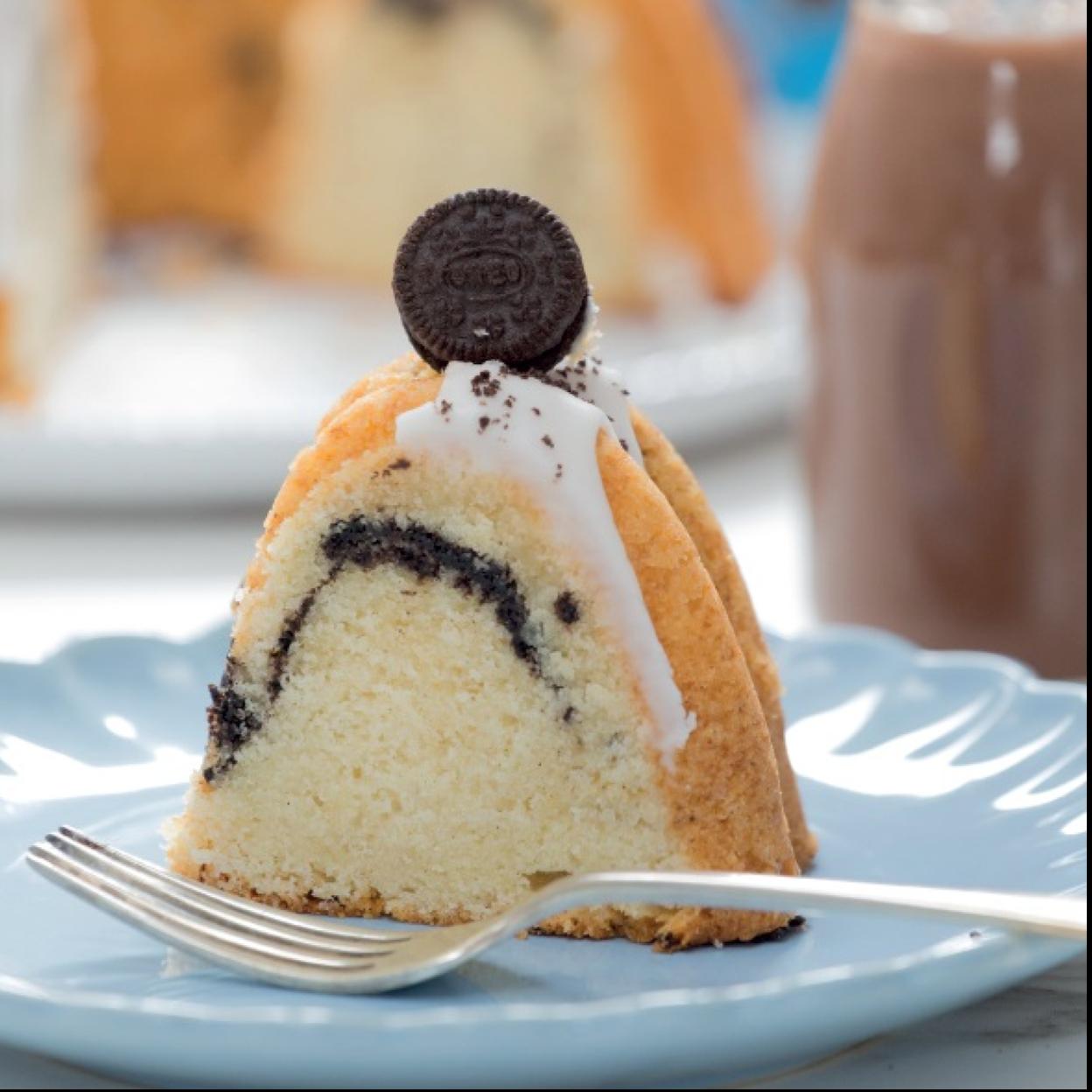 El bundt de galletas Oreo de Bea Roque, una de las recetas que podemos encontrar en Todo sobre los Bundt.
