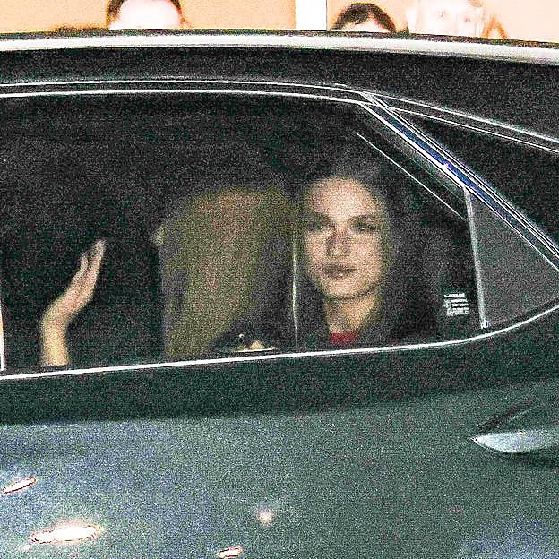 Foto en la que se aprecia el vestido rojo de la princesa Leonor.