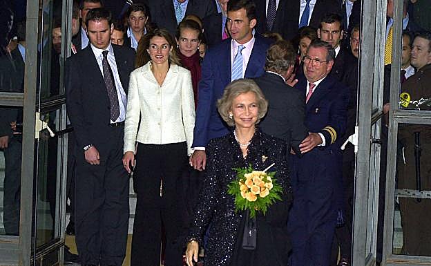 Letizia, junto a la familia real saliendo del concierto de Mstislav Rostropovich . 