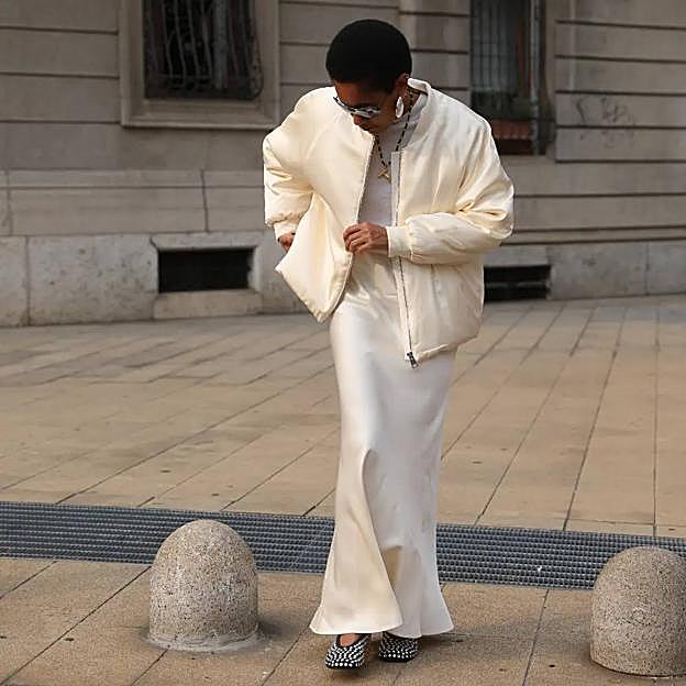 Influencer con total look blanco de Mango