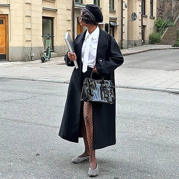 Influencer con look college tendencia de Mango