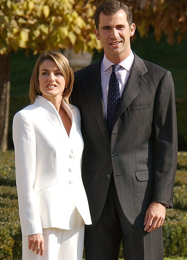 Imagen - Felipe y Letizia posaron en el jardín de Zarzuela, antes de mostrar sus anillos de compromiso ante los fotógrafos. (FOTO: GETTY IMAGES)