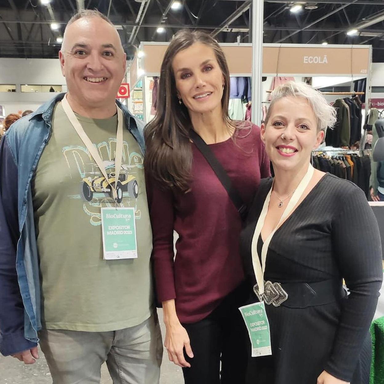 La reina Letizia este viernes 3 de octubre junto a los dueños de la firma de joyas artesanales TicSilver.