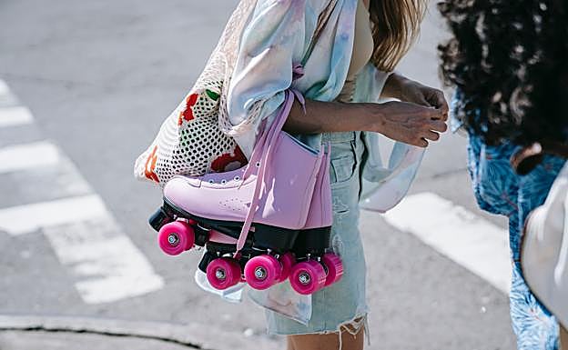 Mujer con sus patines con ruedas. /