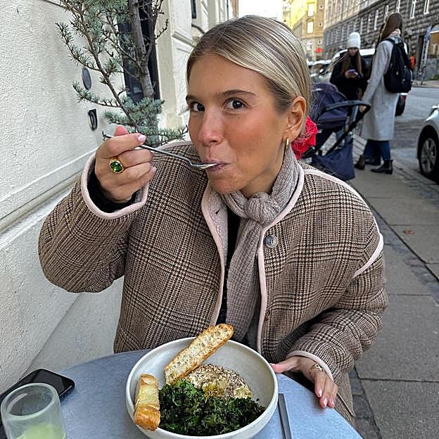 La influencer Rita Montezuma con chaqueta acolchada de cuadros.