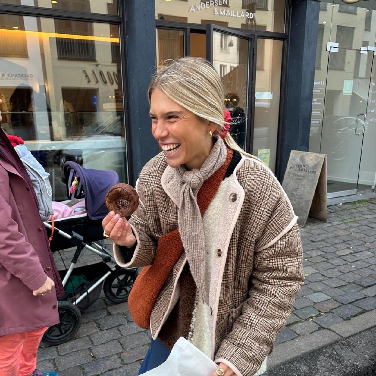Una influencer con chaqueta acolchada de cuadros.