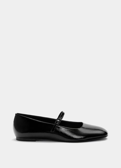Imagen - Zapatos negros con pulsera de Pull & Bear (25,99 euros)